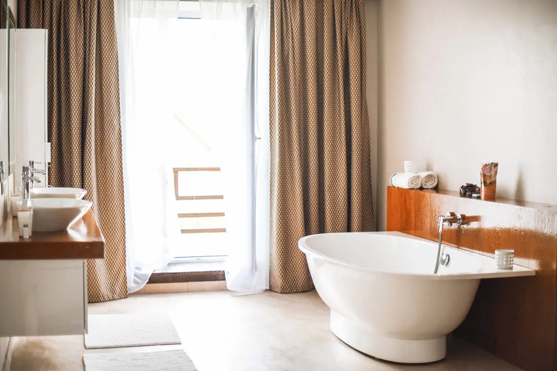 Salle de bain avec des murs et un sol en béton ciré beige à Montbeliard